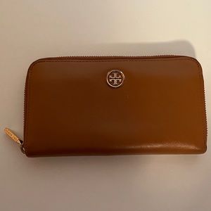 Tory Burch Robinson Leather Zip Continental Wallet